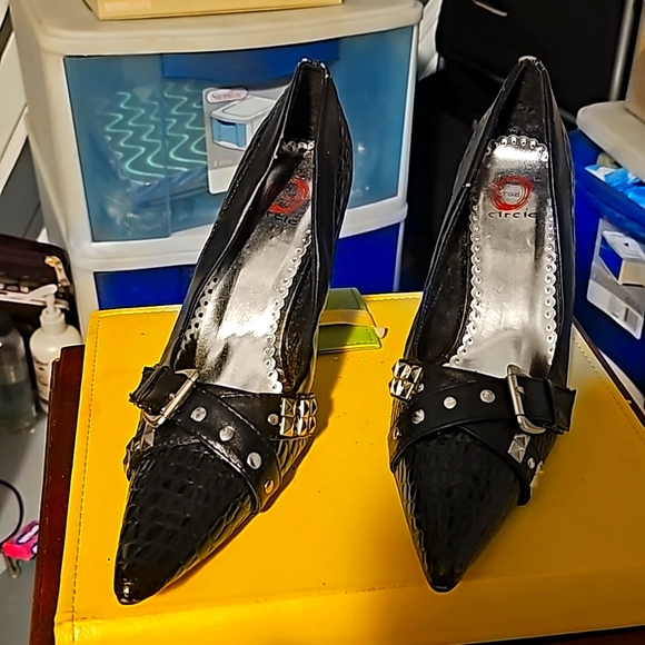 New Red Circle Heels, Sz 8.5, Black, Buckle Design w/Silver Round & Square Studs - Picture 7 of 12